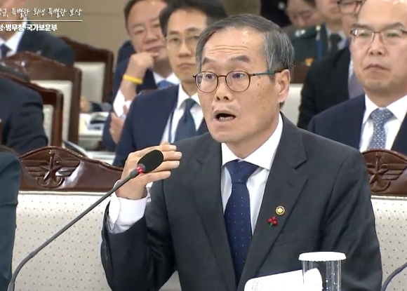이용철 방위사업청장이 18일 진행된 국방부&middot;국가보훈부 등의 2026 업무보고에서 발언하고 있다. [사진=유튜브 캡처]