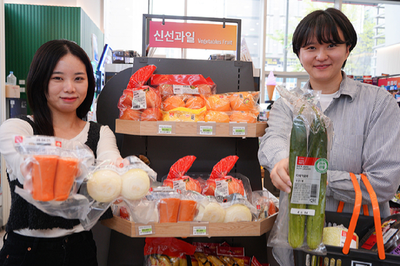 모델들이 세븐일레븐 신선식품을 소개하고 있다. [사진=세븐일레븐]