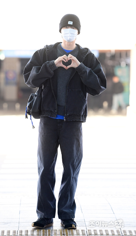 배우 변우석이 9일 오후 패션 브랜드 아더에러 베이징 스페이스 오픈 기념 행사 참석을 위해 인천국제공항을 통해 출국하고 있다. [사진=정소희 기자]