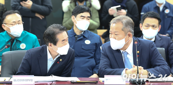 이상민 행정안전부 장관과 김성호 재난안전관리본부장이 23일 오전 서울 종로구 정부서울청사에서 열린 이태원참사 국정조사특별위원회 행정안전부 현장조사에서 대화를 하고 있다. [사진=국회사진취재단]