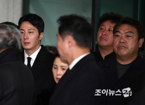 27일 오전 서울 송파구 서울아산병원 장례식장에서 엄수된 故 이순재의 발인식에서 연예계 동료들이 고인의 마지막 길을 배웅하고 있다. [사진=곽영래 기자]