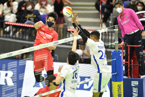 한국전력 임성진(왼쪽)이 지난 10일 수원체육관에서 열린 삼성화재와 홈 경기 도중 상대 블로커 사이로 스파이크를 시도하고 있다. [사진=한국배구연맹(KOVO)]