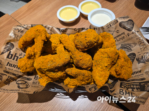 bhc의 치킨 신메뉴 커링클. [사진=구서윤 기자]