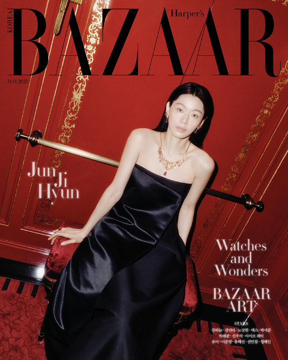 배우 전지현이 화보 촬영에서 포즈를 취하고 있다. [사진=하퍼스 바자 코리아]