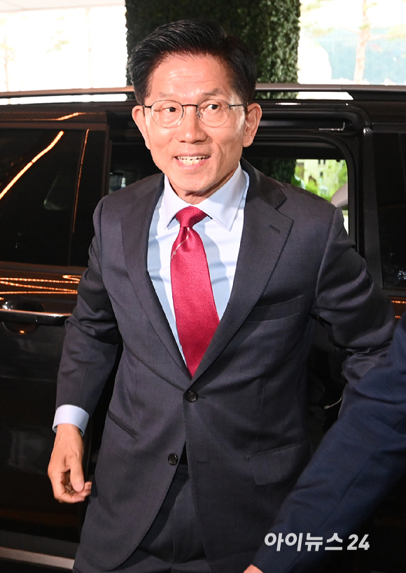 김문수 국민의힘 대선후보가 23일 오전 서울 중구 더플라자호텔에서 열린 제3회 국가와 민족을 위한 조찬기도회에 참석하기 위해 차에서 내리고 있다. [사진=곽영래 기자]