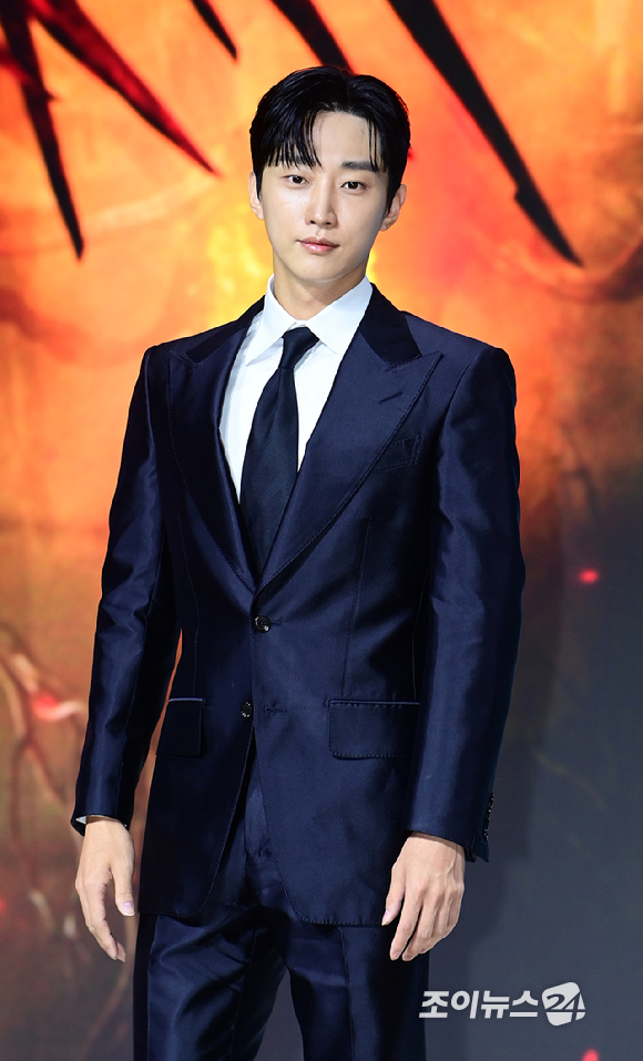 (왼쪽부터)배우 김무열-오정세-유오성-진영-고민시-이시영-김시아-이진욱이 17일 오전 서울 종로구 JW 메리어트 동대문에서 열린 넷플릭스 오리지널 시리즈 '스위트홈 시즌3' 제작발표회에 참석하고 있다. [사진=정소희 기자]