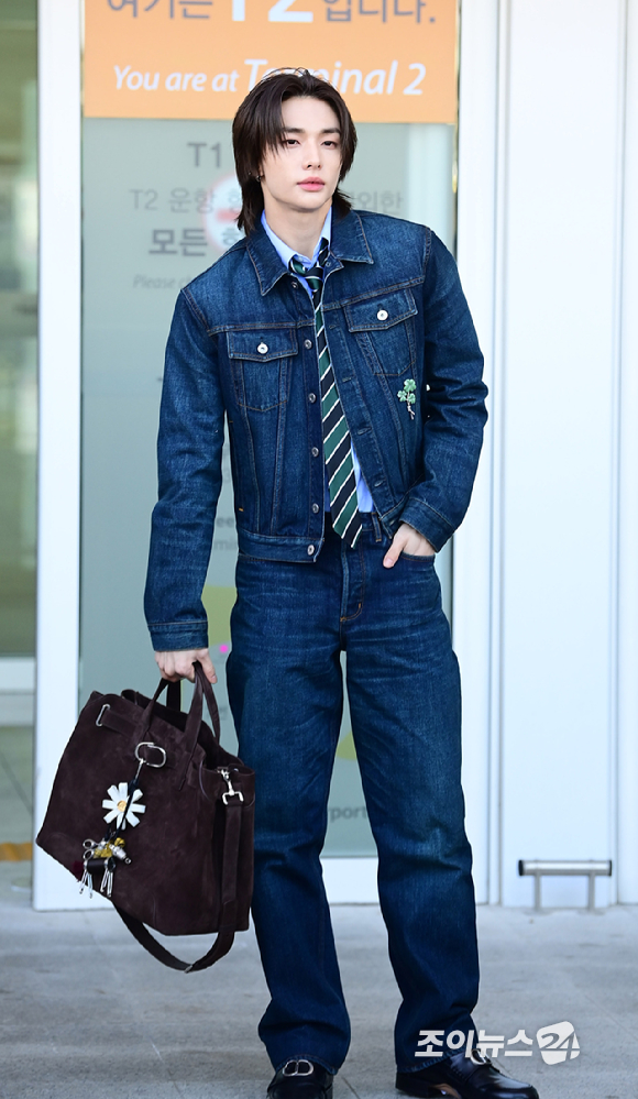그룹 스트레이 키즈(Stray Kids) 현진이 20일 해외 일정 참석 차 인천국제공항을 통해 출국하고 있다. [사진=정소희 기자]