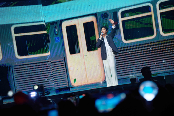 배우 박보검이 단독 팬미팅에서 팬들을 만나고 있다. [사진=더블랙레이블]