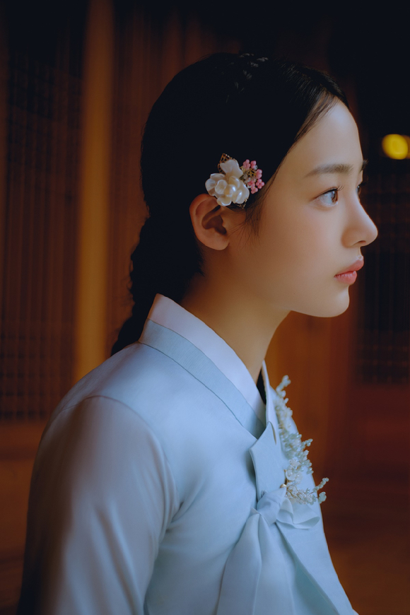 뉴진스가 추석을 맞아 한복을 입고 추석 인사를 전했다. [사진=어도어]