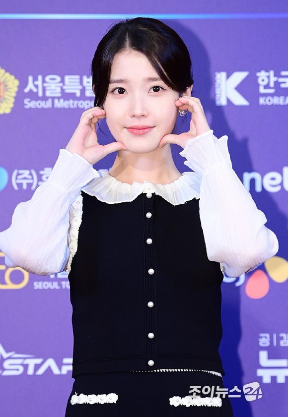 가수 겸 배우 아이유가 28일 오후 서울 소공동 롯데호텔에서 열린 '2025 NEWSIS 한류엑스포'에 참석하고 있다. [사진=정소희 기자]