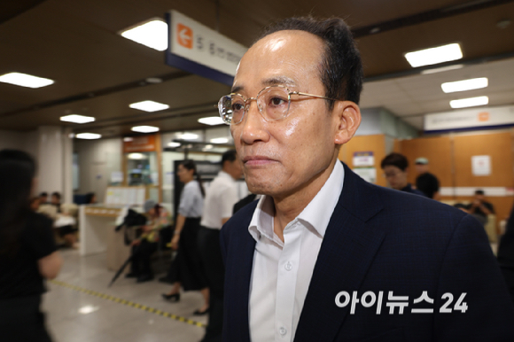 계엄 해제 표결 방해 혐의를 받는 추경호 대구시장이 22일 서울 서초구 서울중앙지방법원에서 열린 공판에 출석하고 있다. [사진=사진공동취재단 ]