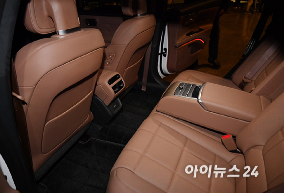 13일 서울 광진구 그랜드 워커힐에서 열린 현대자동차가 '더 뉴 그랜저' 미디어 데이에서 차량을 선보이고 있다. 더 뉴 그랜저 정면 [사진=곽영래 기자]