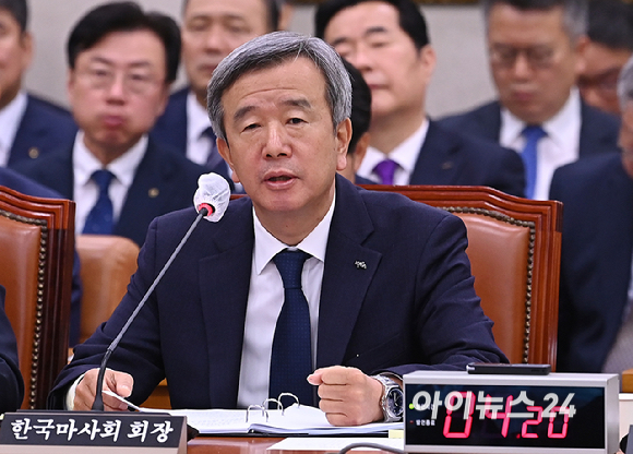 정기환 한국마사회 회장이 24일 서울 여의도 국회 농림축산식품해양수산위원회에서 열린 국정감사에서 질의에 답변하고 있다. [사진=곽영래 기자]