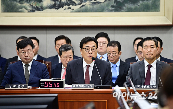 정진석 대통령실 비서실장이 1일 서울 여의도 국회에서 열린 운영위원회의 대통령비서실, 국가안보실, 대통령경호처 국정감사에서 의원 질의에 답변하고 있다. [사진=곽영래 기자]