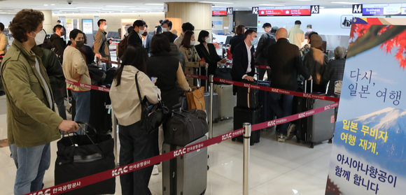 서울 강서구 김포국제공항 아시아나항공 국제선카운터에서 여객들이 탑승수속을 기다리는 모습. [사진=뉴시스]