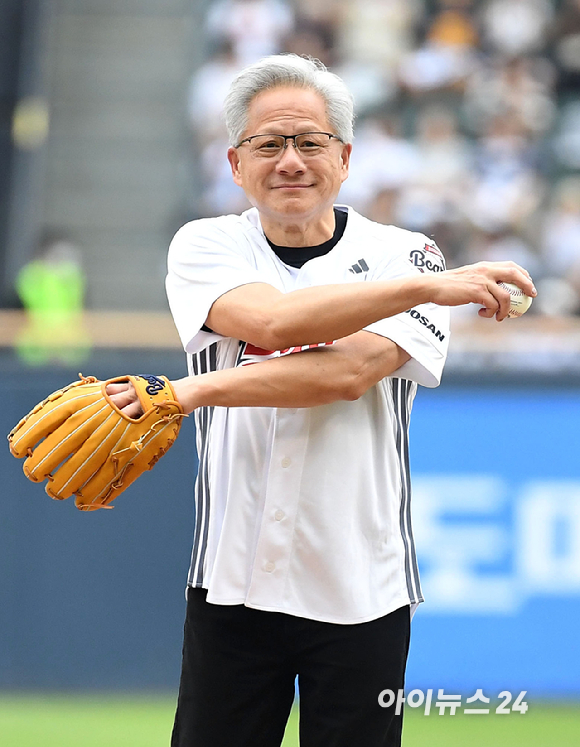 젠슨 황 엔비디아 최고경영자(CEO)가 7일 서울 잠실야구장에서 열린 KBO리그 두산과 키움의 경기에서 시구자로 나서 인사하고 있다. [사진=사진공동취재단]