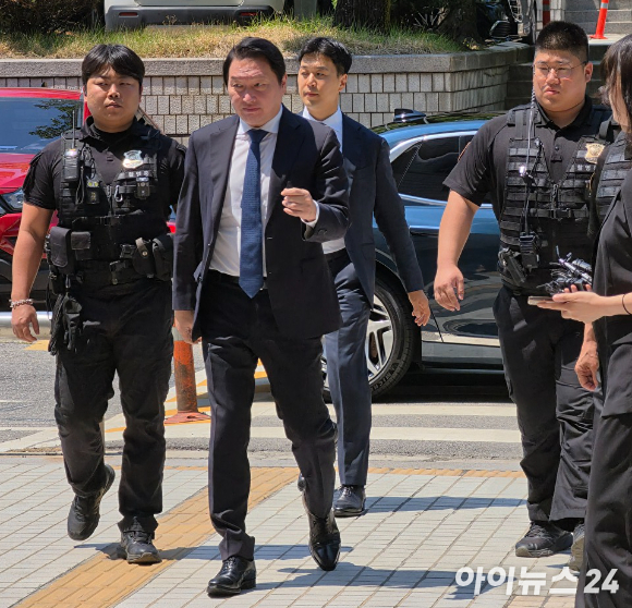 최태원 SK그룹 회장이 15일 서울 고등법원에서 열리는 재산분할 파기환송심 2차 조정 재판에 참석하기 위해 입장하고 있다. [사진=황세웅 기자]