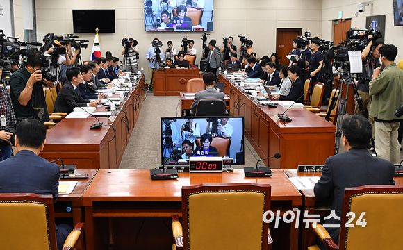 2일 오전 서울 여의도 국회에서 열린 과학기술정보방송통신위원회 전체회의에서 이진숙 방송통신위원장의 자리가 비어 있다. [사진=곽영래 기자]