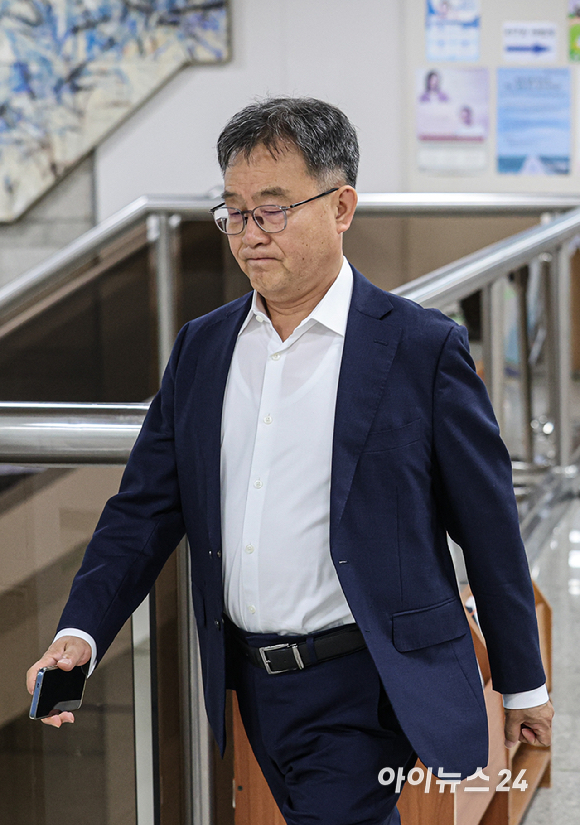 정보통신망법상 명예훼손 등 혐의로 기소된 김만배 화천대유자산관리 대주주가 9일 오전 서울 서초구 서울중앙지방법원에서 열린 공판에 출석하고 있다. [사진=사진공동취재단]