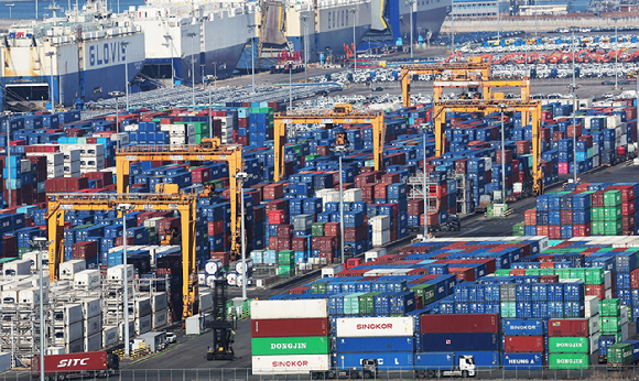 경기도 평택항에 컨테이너가 쌓여 있다. [사진=연합뉴스]