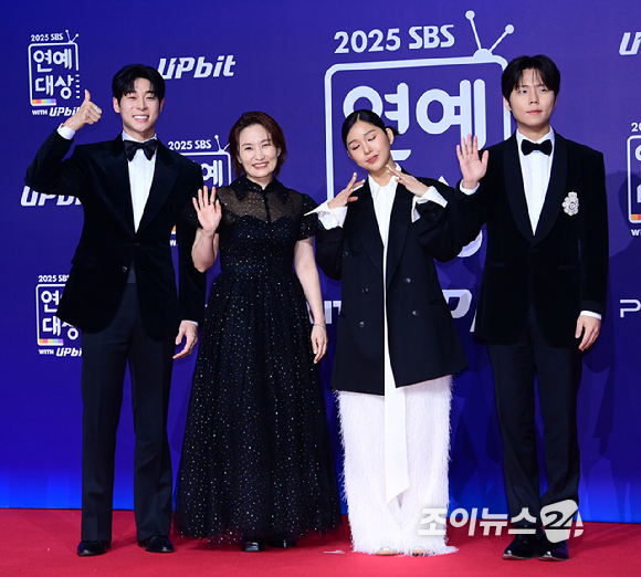 '우리들의 발라드' 대니구-박경림-미미-정승환이 30일 오후 서울 마포구 상암동 SBS 프리즘타워에서 열린&nbsp;2025 SBS 연예대상&nbsp;레드카펫 행사에 참석하고 있다. [사진=정소희 기자]