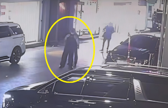 3월 15일 오전 5시 40분께 경기 평택시의 한 길거리에서 피해자를 위협하는 가해자(검정 민소매) [사진=SBS ]