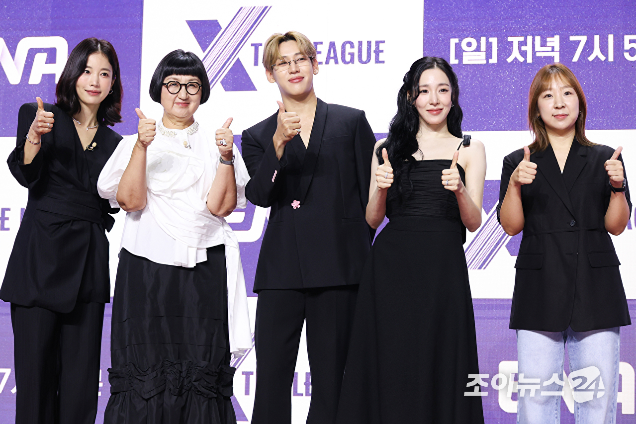 배우 기은세, 기업인 노희영, 그룹 소녀시대 티파니, 갓세븐 뱀뱀이 30일 오전 서울 마포구 상암동 큐브컨벤션센터에서 진행된 ENA 신규 예능프로그램 '엑스 더 리그(X THE LEAGUE)' 제작발표회에 참석해 포즈를 취하고 있다. [사진=문수지 기자]
