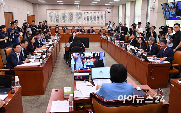 서영교 법사위원장이 29일 서울 여의도 국회에서 열린 법제사법위원회 전체회의를 주재하고 있다. [사진=곽영래 기자]