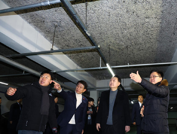 윤석열 대통령이 10일 경기 고양 일산동구 백송마을 5단지를 방문해 지하주차장을 점검하고 있다. [사진=뉴시스]