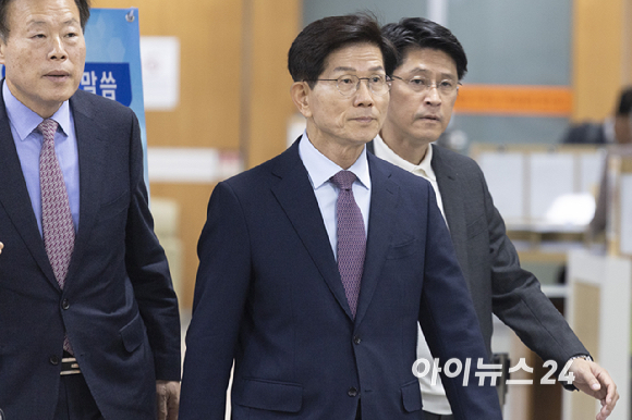 김문수 전 고용노동부 장관이 24일 서울 서초구 서울중앙지방법원에서 열린 공직선거법 위반 선고를 앞두고 법원에 출석하고 있다. [사진=사진공동취재단]
