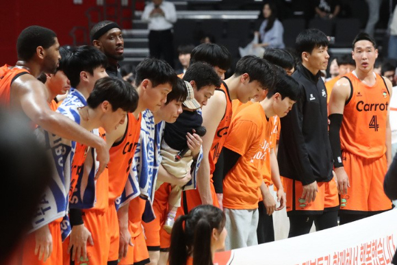 한국농구연맹(KBL)은 회원사 제명 결정을 내린 데이원스포츠 소속 선수들에 대한 실질적 보호조치를 본격화한다고 17일 밝혔다. 사진은 2022-23시즌 프로농구 플레이오프 4차전 고양 캐롯 점퍼스(데이원스포츠)와 안양 KGC 인삼공사의 경기, 이날 패하면서 챔피언결정전 진출에 실패한 고양 캐롯 점퍼스 선수들이 팬들에게 인사하고 있다. [사진=뉴시스]