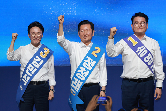더불어민주당 김민석&middot;정청래&middot;송영길 당 대표 후보가 15일 전남광주 나주시 나주종합스포츠파크 다목적체육관에서 열린 민주당 대표&middot;최고위원 전남광주 합동연설회에 참석해 기념 촬영하고 있다. 2026.8.15 [사진=연합뉴스]
