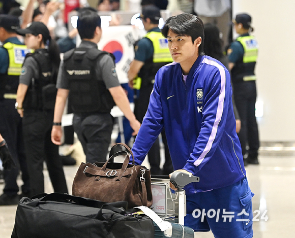 북중미월드컵 조별예선 탈락한 축구대표팀 설영우가 30일 오전 인천공항 제2 터미널을 통해 귀국하고 있다. [사진=곽영래 기자]