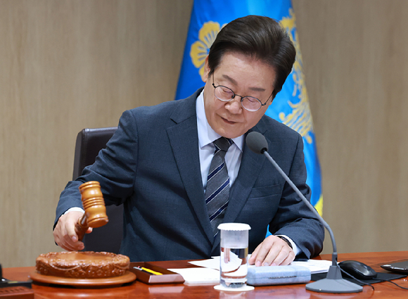 이재명 대통령이 24일 서울 용산 대통령실 청사에서 열린 국무회의에서 의사봉을 두드리며 개회 선언을 하고 있다. 2025.6.24 [사진=연합뉴스]