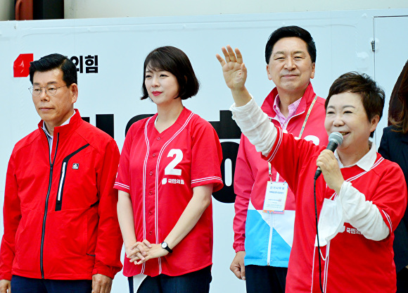 국민의힘 정미경 최고의원이 31일 경기성남 야탑역 집중유세에서 김은혜 후보를 지사로 만들고 신상진 후보를 성남시장으로 안철수 후보를 국회의원으로 만들어 달라고 당부하고 있다. [사진=변준성 기자]