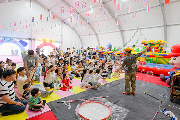 '2024 성주참외&생명문화축제'의 어린이들을 위한 키즈랜드 전경 [사진=성주군]