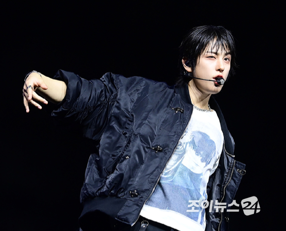 그룹 앤팀 타키가 28일 오후 서울 용산구 한남동 블루스퀘어에서 열린 &TEAM(앤팀) 한국 데뷔 앨범 미니 1집 'Back to Life'(백 투 라이프)발매 기념 쇼케이스에 참석해 멋진 무대를 선보이고 있다. [사진=정소희 기자]