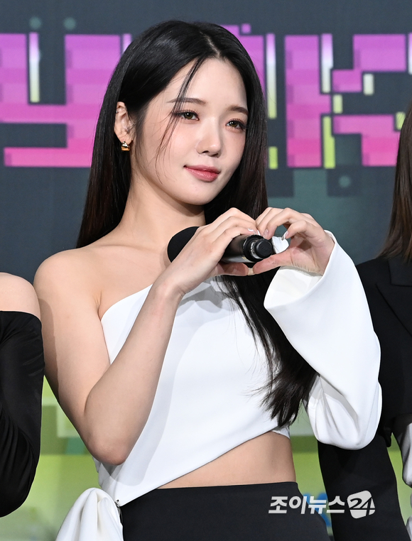 그룹 프로미스나인 노지선이 16일 오후 서울 송파구 잠실실내체육관에서 열린 2022 KBS 가요대축제 레드카펫에서 포즈를 취하고 있다. [사진=김성진 기자]