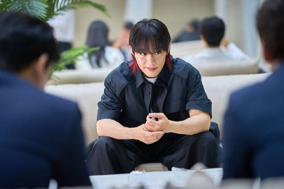 배우 김성철이 영화 '댓글부대'에서 찡뻤킹을 연기하고 있다. [사진=(주)에이스메이커무비웍스]