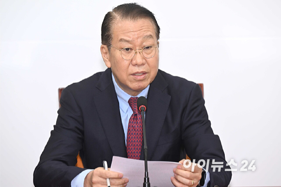권영세 국민의힘 비상대책위원장이 13일 오전 서울 여의도 국회를 찾은 최상목 대통령 권한대행 부총리 겸 기획재정부 장관과 면담하며 모두발언을 하고 있다. [사진=국회사진취재단]
