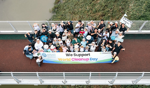 지난 20일 어플라이드 머티어리얼즈 코리아 임직원과 그 가족 자원봉사단이 경기 화성시 동탄 신리천 일대에서 플로깅을 마치고 기념사진을 찍고 있다. [사진=어플라이드 머티어리얼즈 코리아]