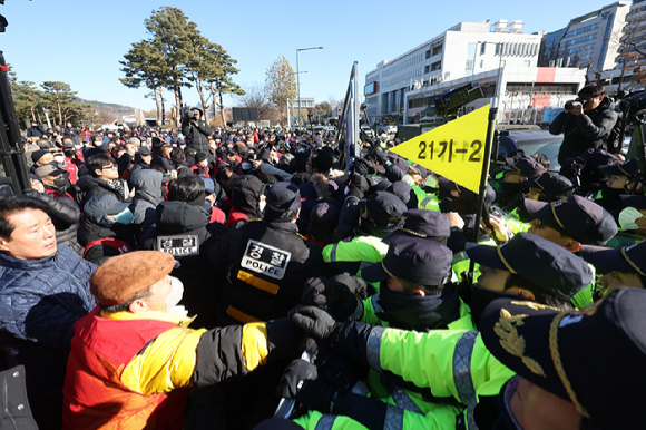 서울 용산구 대통령실 앞에서 열린 개식용 금지법안 추진 반대 집회에서 대한육견협회 관계자들이 식용견을 싣고 온 자신들의 트럭을 견인하려는 경찰들과 몸싸움을 벌이고 있다. [사진=뉴시스]