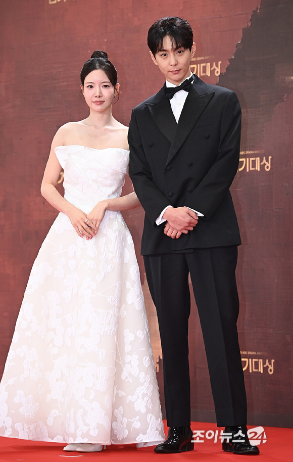 배우 하승리, 현우가 31일 오후 서울 여의도 KBS에서 열린 2025 KBS 연기대상&nbsp;레드카펫 포토월 행사에서 포즈를 취하고 있다. [사진=곽영래 기자]