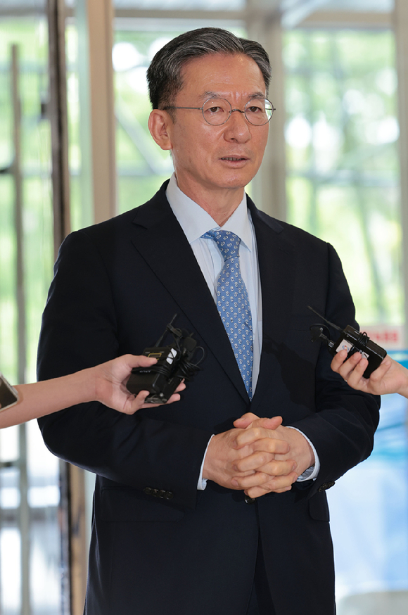 정성호 법무부 장관 후보자가 1일 서울 종로구 적선동에 마련된 인사청문회 준비 사무실로 출근하며 지명 소감을 밝히고 있다. 2025.7.1 [사진=연합뉴스]