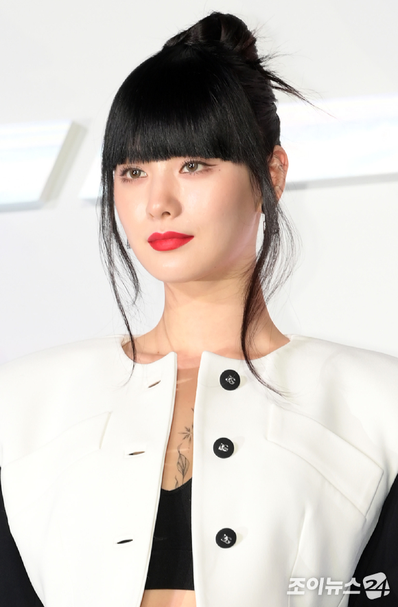 전여빈-노덕 감독-나나가 27일 오전 서울 CGV 용산아이파크몰에서 열린 넷플릭스 시리즈 '글리치' 제작발표회에 참석해 포토타임을 갖고 있다. [사진=정소희 기자]