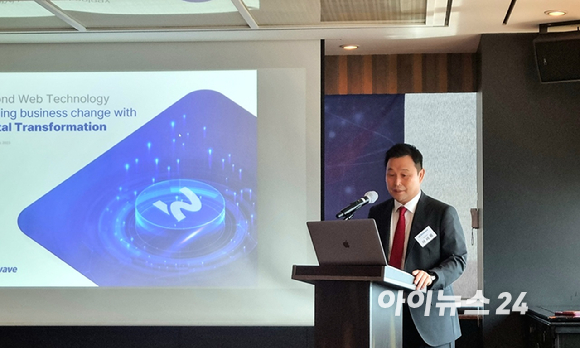 어세룡 인스웨이브시스템즈 대표이사가 12일 서울 여의도 63빌딩에서 열린 기업공개(IPO) 기자간담회에서 회사 비전과 상장 후 전략에 대해 설명하고 있다. [사진=오경선 기자]