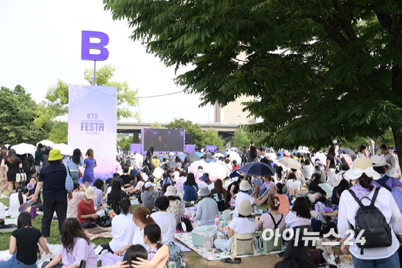 17일 서울 영등포구 여의도 한강공원에서 열린 방탄소년단 데뷔 10주년 FESTA @여의도(BTS 10th Anniversary FESTA @Yeouido)에 참석한 팬들이 'BTS 라이브 스크린' 코너를 즐기고 있다. [사진=정소희 기자]