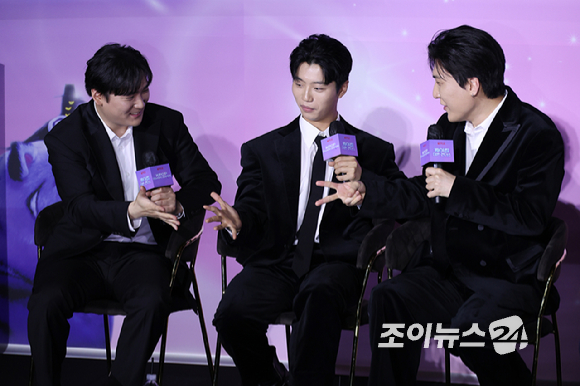 더블랙레이블 프로듀서 IDO(남희동, 이유한, 곽중규)가 1일 오후 서울 용산구 CGV 용산아이파크몰점에서 열린 넷플릭스 영화 '케이팝 데몬 헌터스' 제98회 아카데미 수상 기념 기자간담회에 참석해 가위바위보를 하고 있다. [사진=문수지 기자]