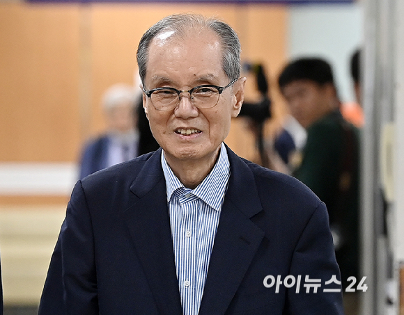 가습기 살균제 사태로 업무상과실치사 등 혐의를 받는 홍지호 전 SK케미칼 대표가 24일 오전 서울 서초구 서울고등법원에서 열린 파기환송심 결심공판에 출석하고 있다. [사진=곽영래 기자]