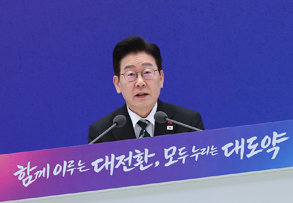 이재명 대통령이 21일 청와대 영빈관에서 열린 신년기자회견에서 취재진 질문에 답하고 있다. 2026.1.21 [사진=연합뉴스]